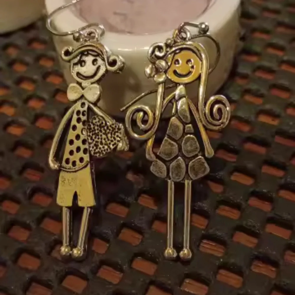 Silver Dangle Earrings – Cute Couple Design
Boy and girl - Picture 8 of 12